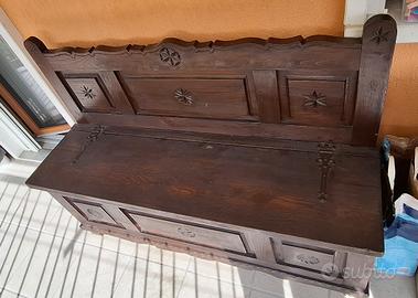 Cassapanca in legno intagliata