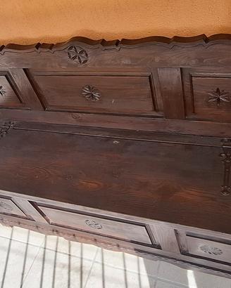 Cassapanca in legno intagliata