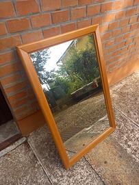 specchio con cornice in legno