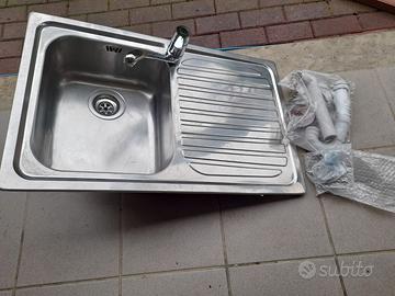 Lavello in acciaio con miscelatore