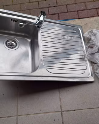 Lavello in acciaio con miscelatore