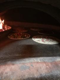 Pizzeria con forno a legna