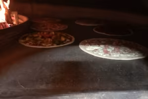 Pizzeria con forno a legna