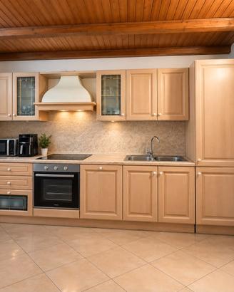 Cucina completa in legno – stile classico