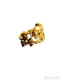 Anello dorato con teschio