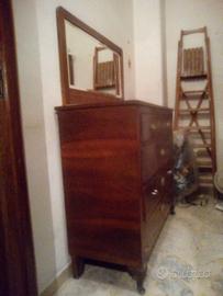 Antico comò con specchio