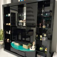 parete attrezzata e tavolo.