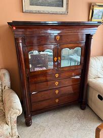 Elegante mobile antico in legno massello