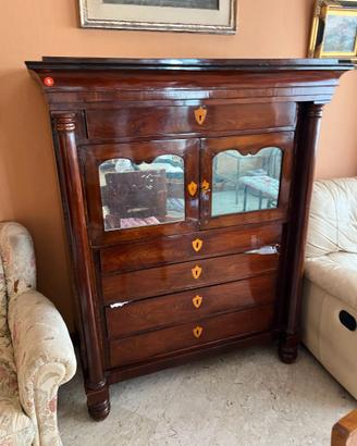 Elegante mobile antico in legno massello