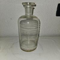 Vecchia bottiglia da farmacia in vetro