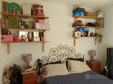 Testata letto - rete - materasso - comodini - luci