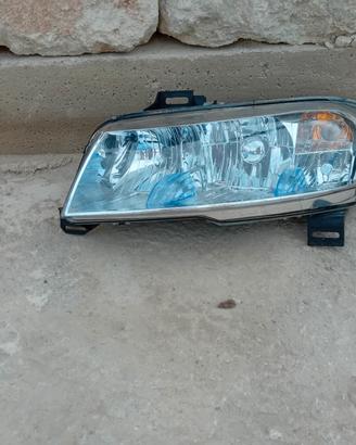 faro sinistro della fiat stilo 