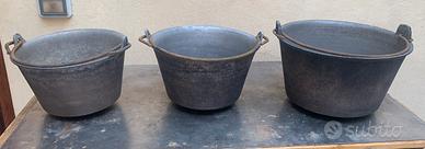 Tre antichi paioli in allumino