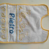 Bavaglino ricamato a mano