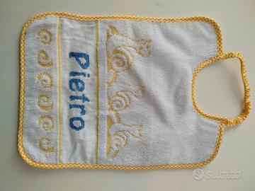 Bavaglino ricamato a mano