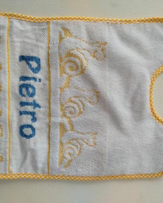 Bavaglino ricamato a mano