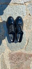 scarpe in vernice con borchie Laura Biagiotti