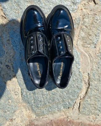 scarpe in vernice con borchie Laura Biagiotti
