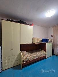 Cameretta con letto a castello e doppio armadio