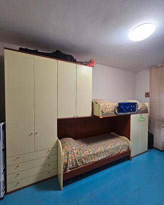 Cameretta con letto a castello e doppio armadio