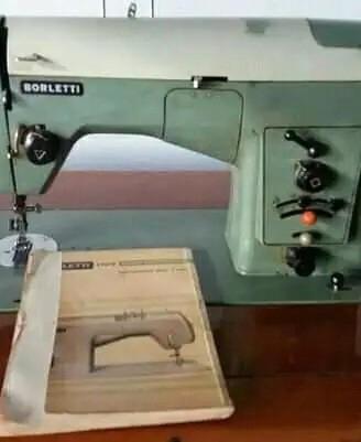 borletti cucitrice antica con mobile a cinghia