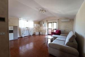 Bilocale mansardato con studio, 2 bagni e balcone!