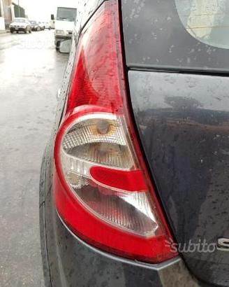 Fanale posteriore sinistro Dacia Sandero 2011