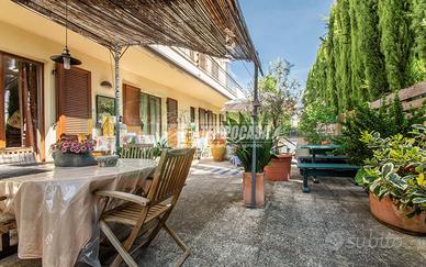 4 locali con giardino 150 mq - 2 box singoli - can