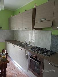 Cucina scomponibile con tavolo e sedie