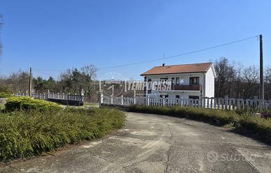 VILLA BIFAMILIARE LIBERA SU 4 LATI IMMERSA NEL VER