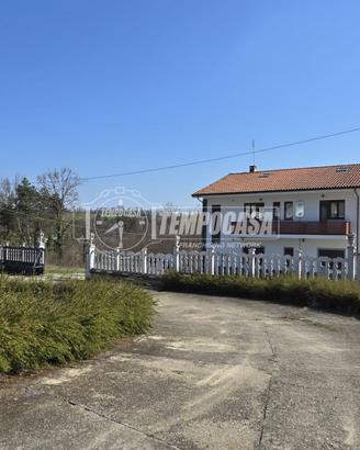VILLA BIFAMILIARE LIBERA SU 4 LATI IMMERSA NEL VER