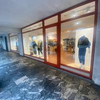 Ampio locale super vetrinato