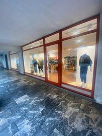 Ampio locale super vetrinato