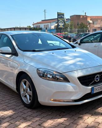 Volvo V40 D2 R-DESIGN MOMENTUM