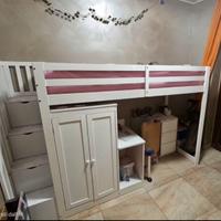 Cameretta a soppalco con scrivania