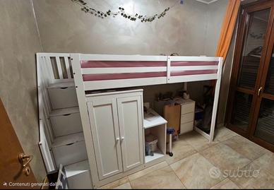 Cameretta a soppalco con scrivania