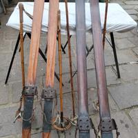 Sci vecchi in legno racc. attacchi