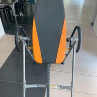 Panca a inversione, reclinabile, nera-arancione.