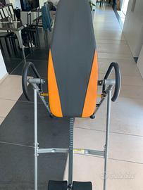 Panca a inversione, reclinabile, nera-arancione.