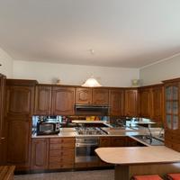 Cucina in legno con piano cottura e tavolo