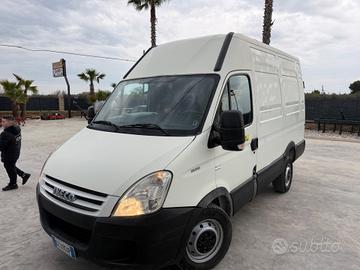 Trattore iveco Daily furgonato con sponda idraulic