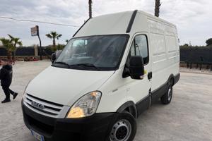 Trattore iveco Daily furgonato con sponda idraulic