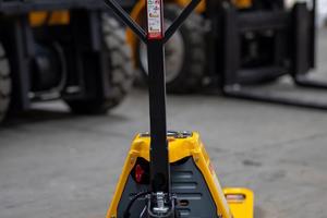 Transpallet elettrico da 20 quintali con batteria 
