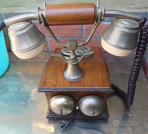 telefono  in legno 