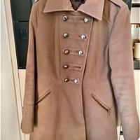 Cappotto caldo e morbido. Foderato in seta