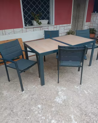 Tavolo e 4 sedie di Qualità.