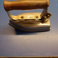 Ferro da stiro antico 