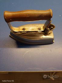 Ferro da stiro antico 