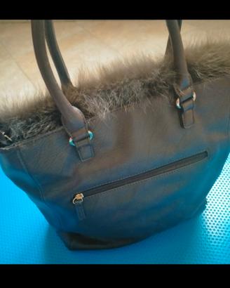 borsa con inserti in pelliccia 