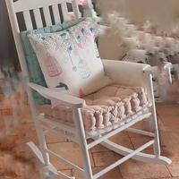 Sedia a dondolo con cuscini